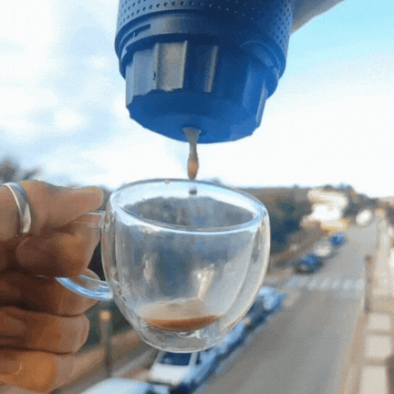 Cafetera Portátil 3 en 1 funcionando